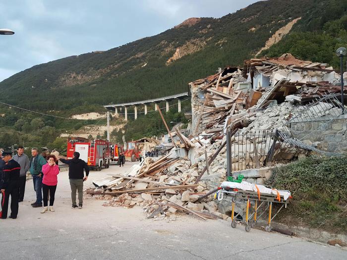 Il sisma che nella notte ha colpito il Centro Italia ha raso al suolo la frazione di Pescara del Tronto (Ascoli Piceno). Pescara del Tronto, 24 agosto 2016. ANSA/ CRISTIANO CHIODI